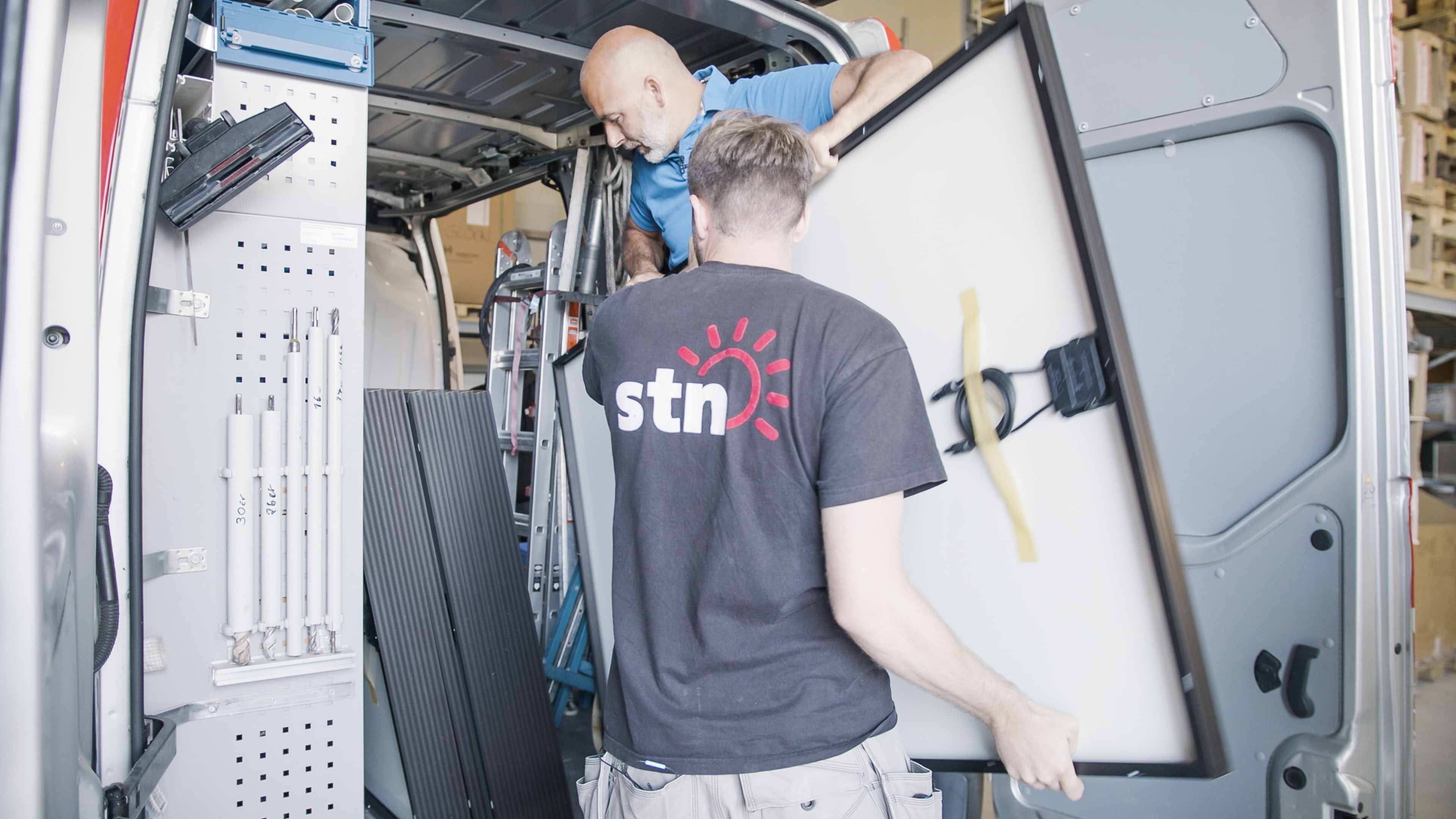 York trägt Solarplatten in ein Auto