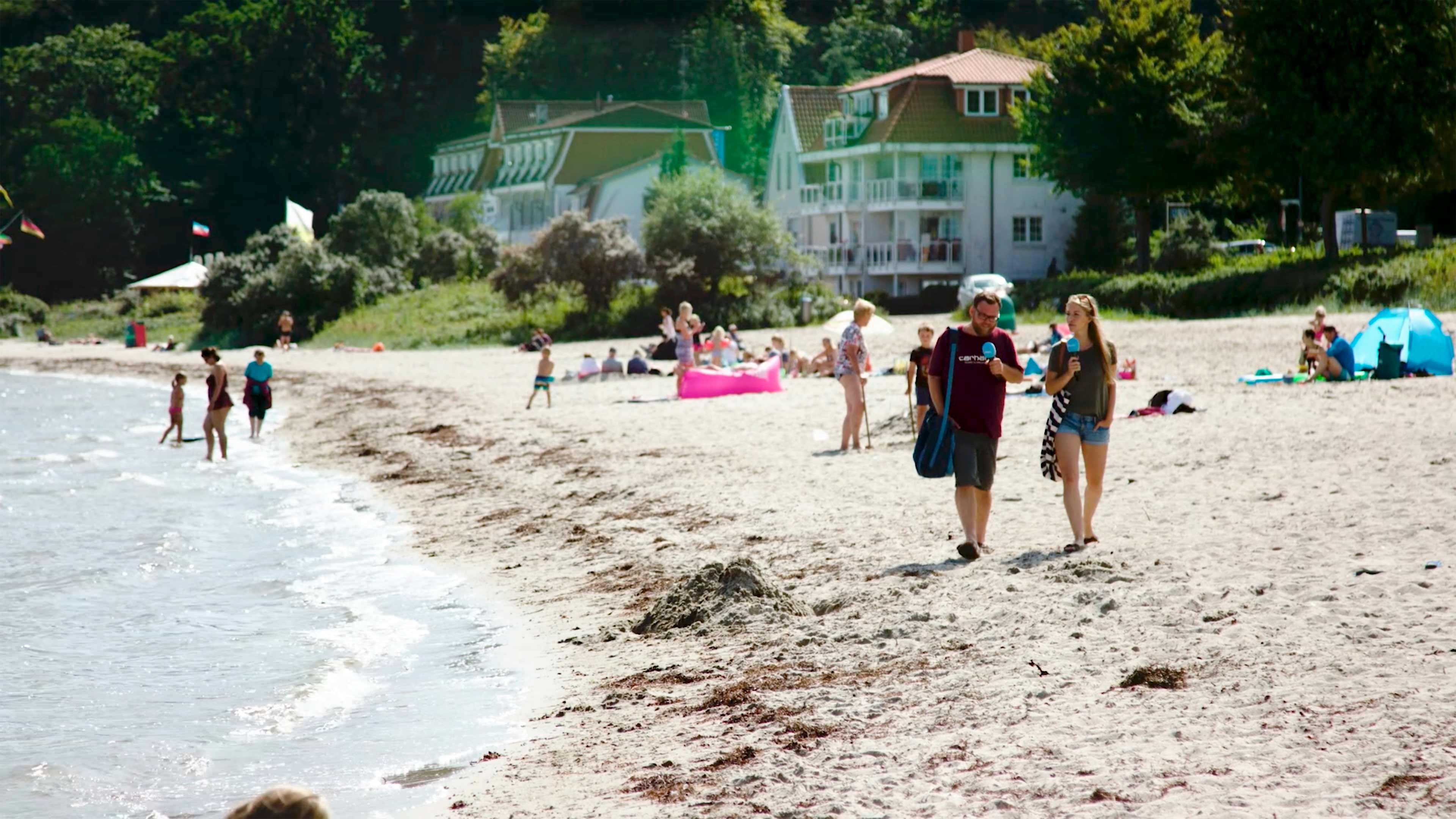 Malin und Daniel spazieren am Glücksburger Strand