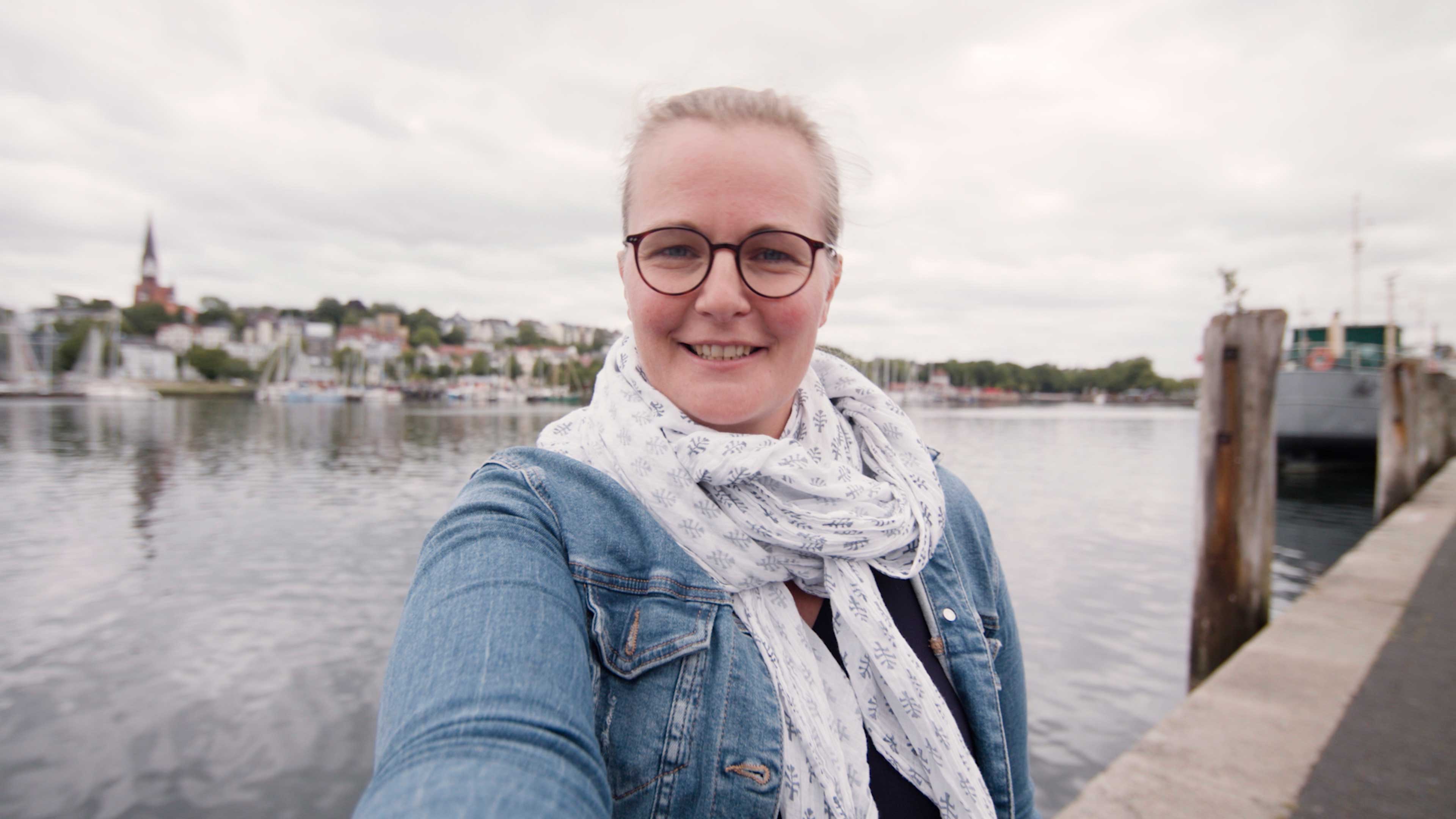 Eine blonde Frau macht ein Selfie