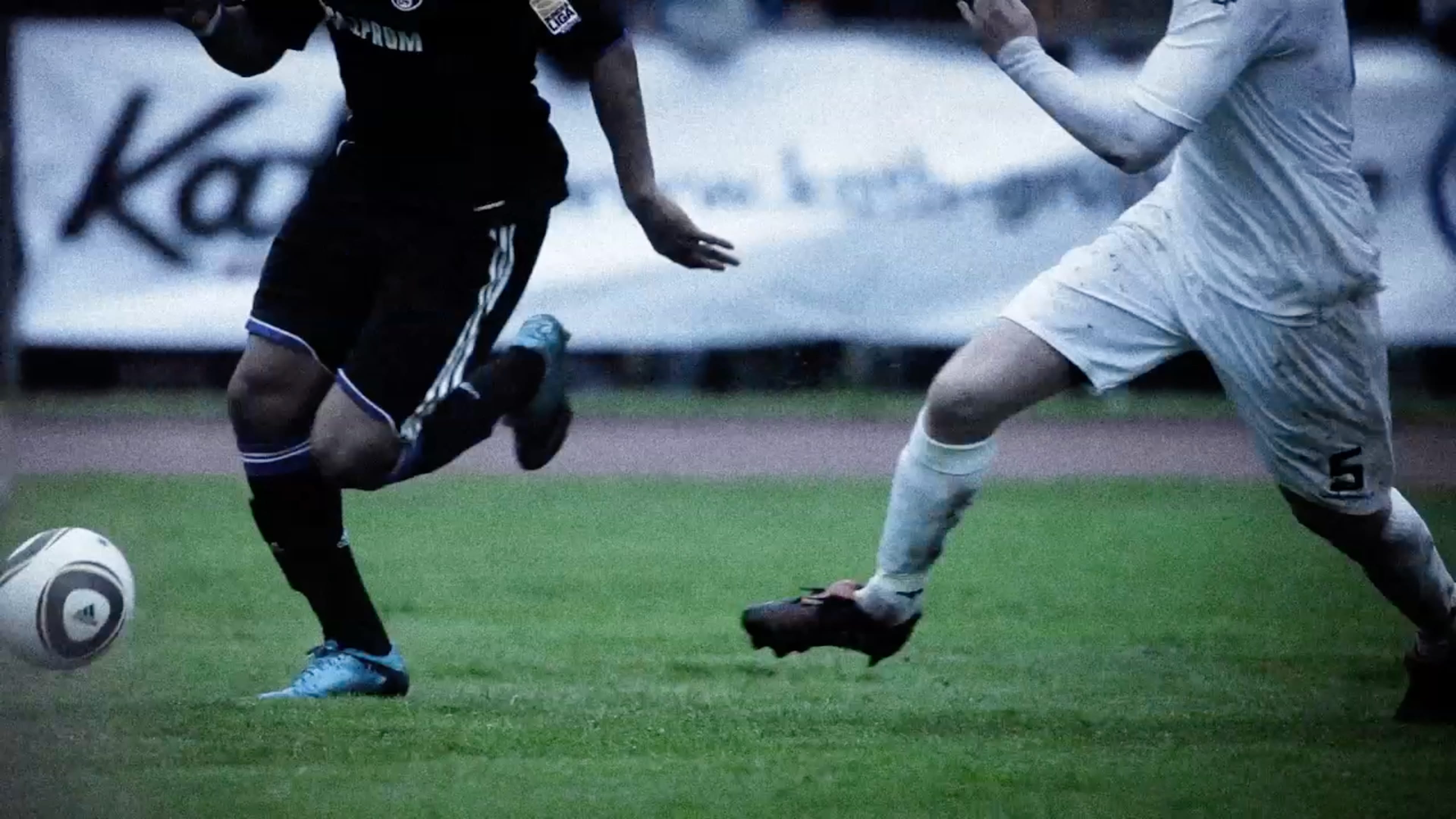 Zwei Fussballer am Ball