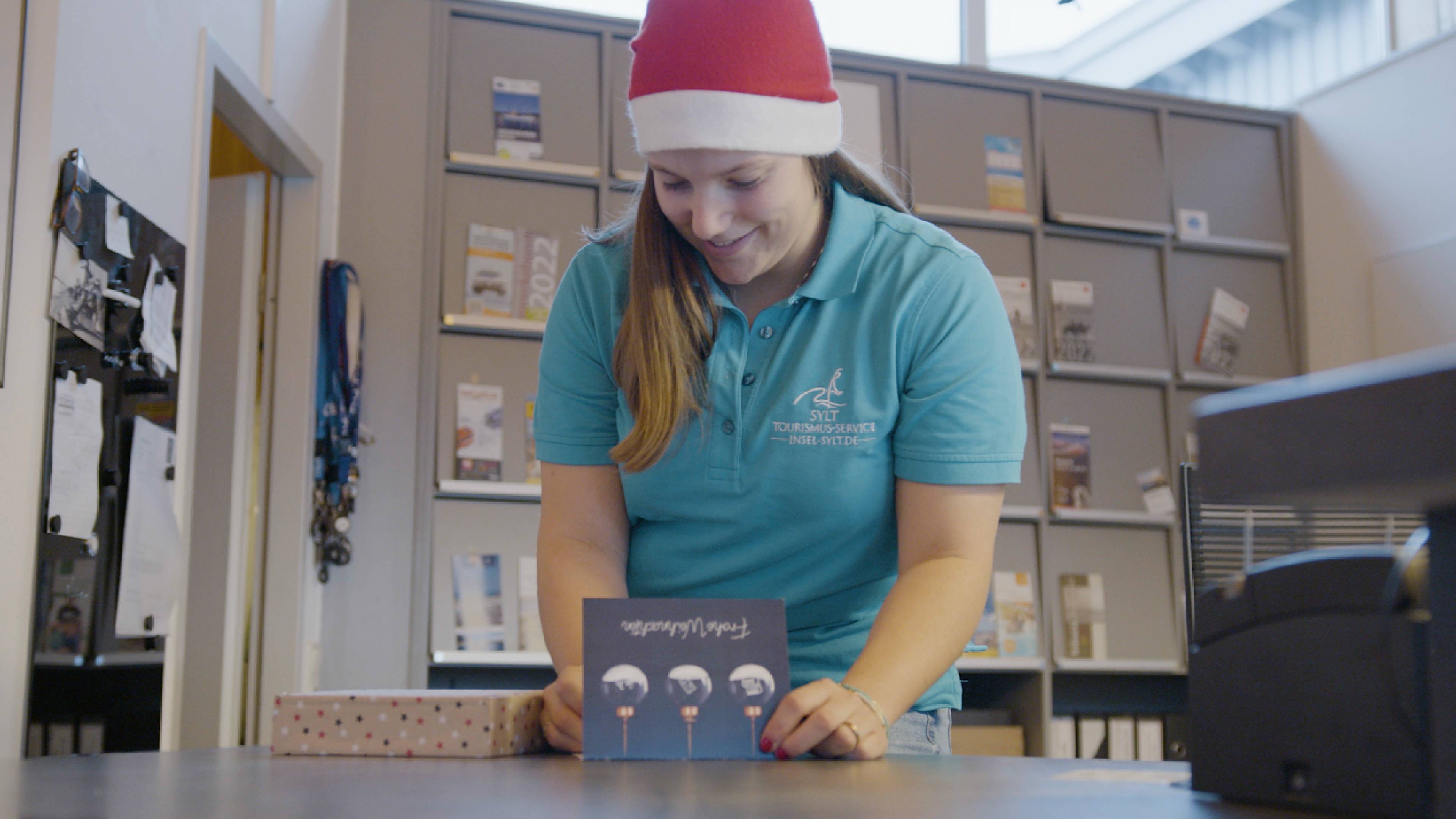 Eine Frau trägt eine rote Weihnachtsmütze