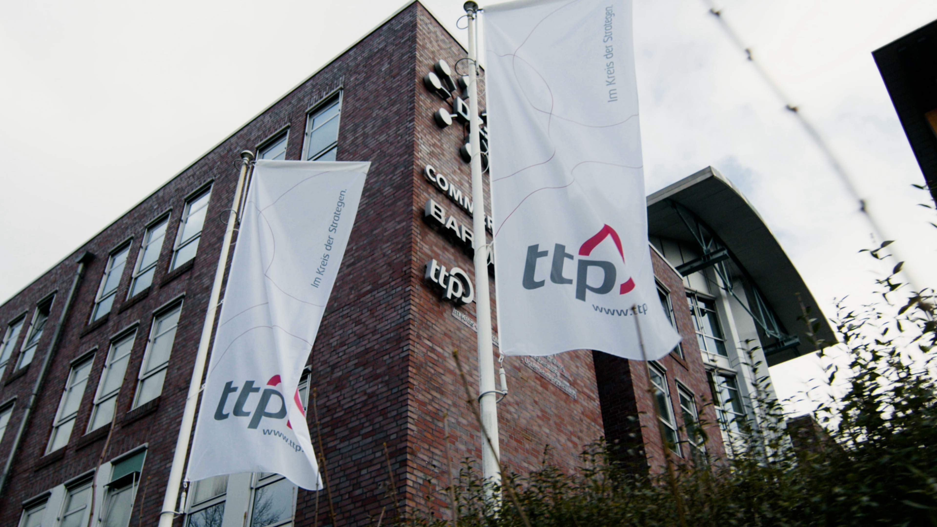 ttp Flaggen vor dem Hauptgebäude