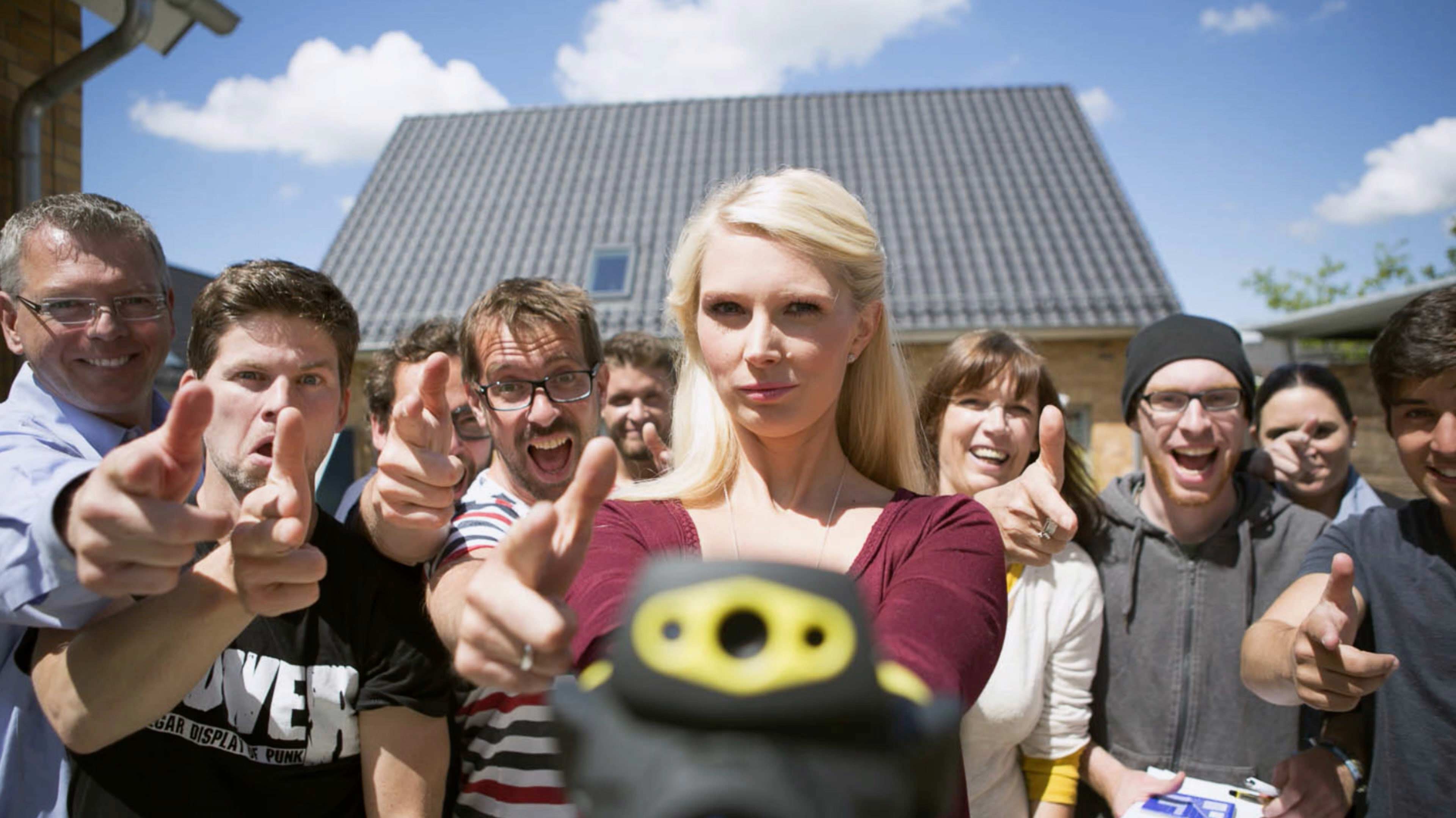 bb_wbgsh_vorschau.jpg Eine Gruppe zeigt den Daumen hoch in die Kamera