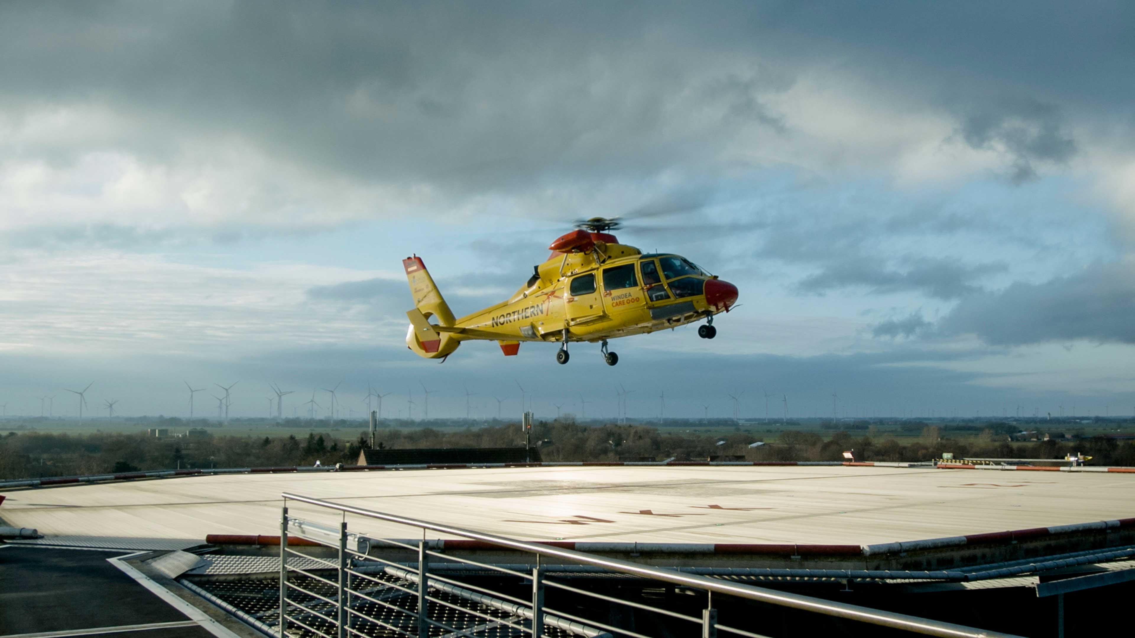 Ein Rettungshubschrauber landet auf Krankenhausdach