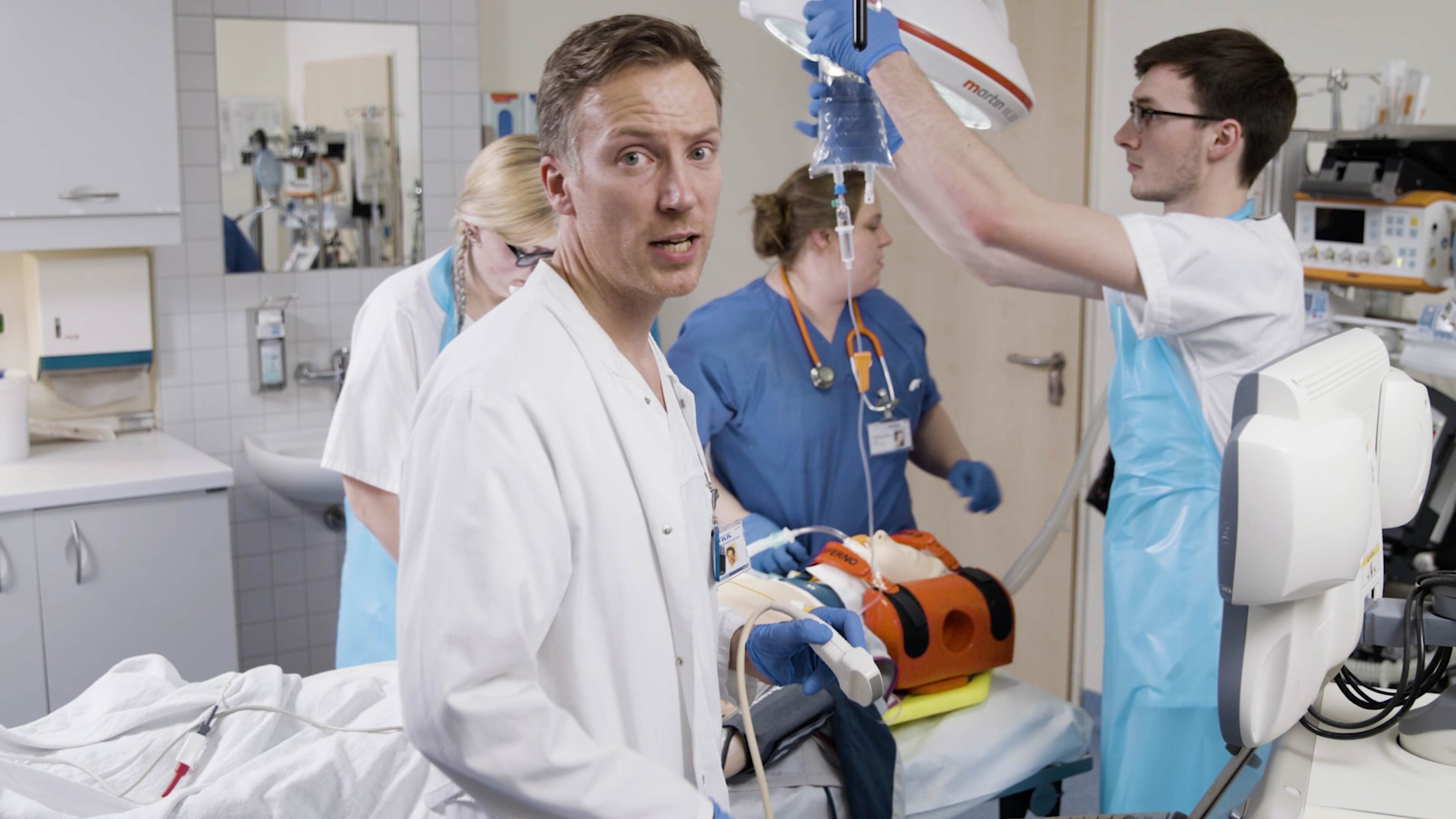 Ein Arzt mit einem Notfallpatienten