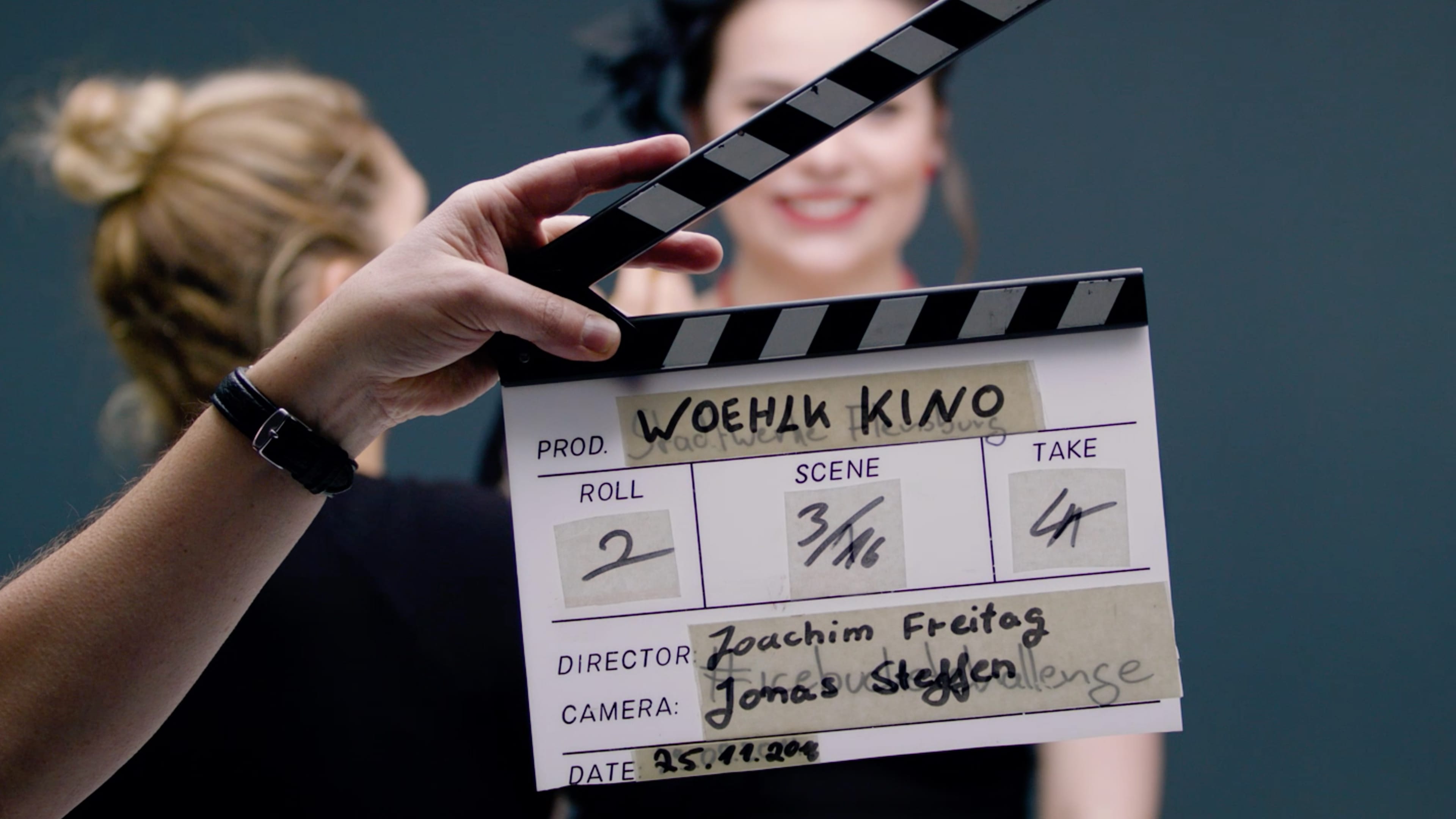 Eine Filmklappe mit Beschriftung 
