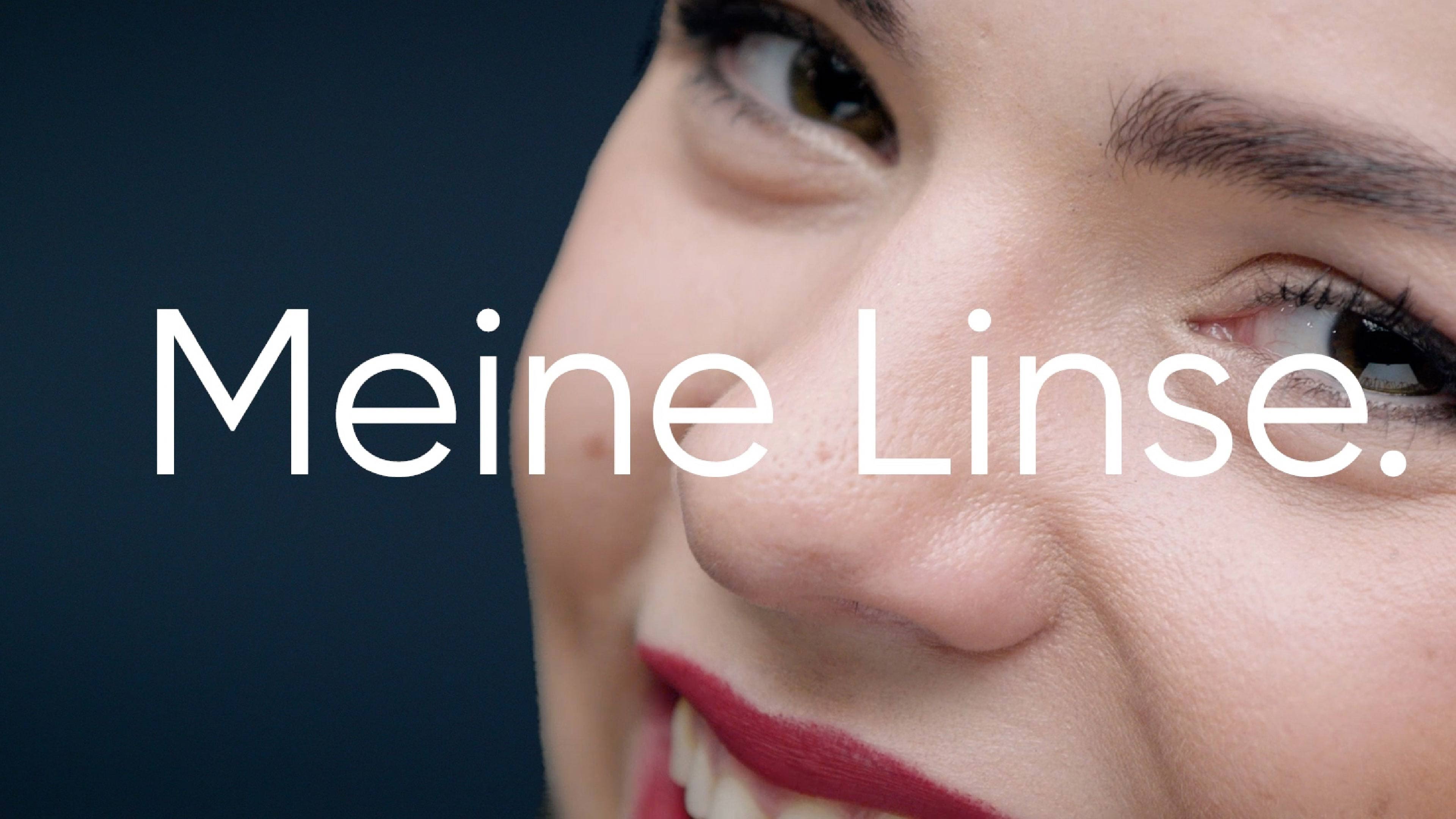 Eine Nahaufnahme einer Frau mit braunen Augen