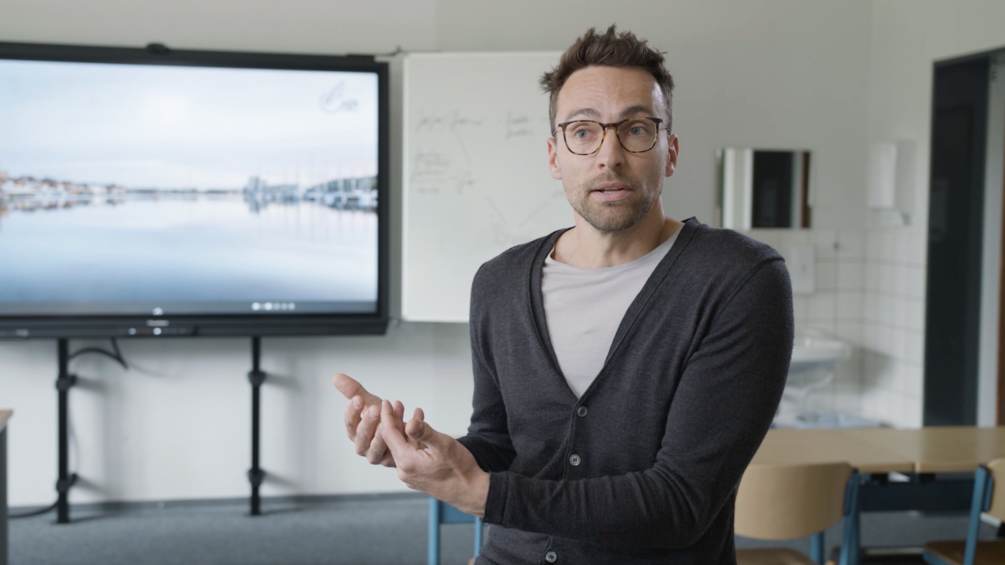 Ein Lehrer der HLAW gibt ein Interview