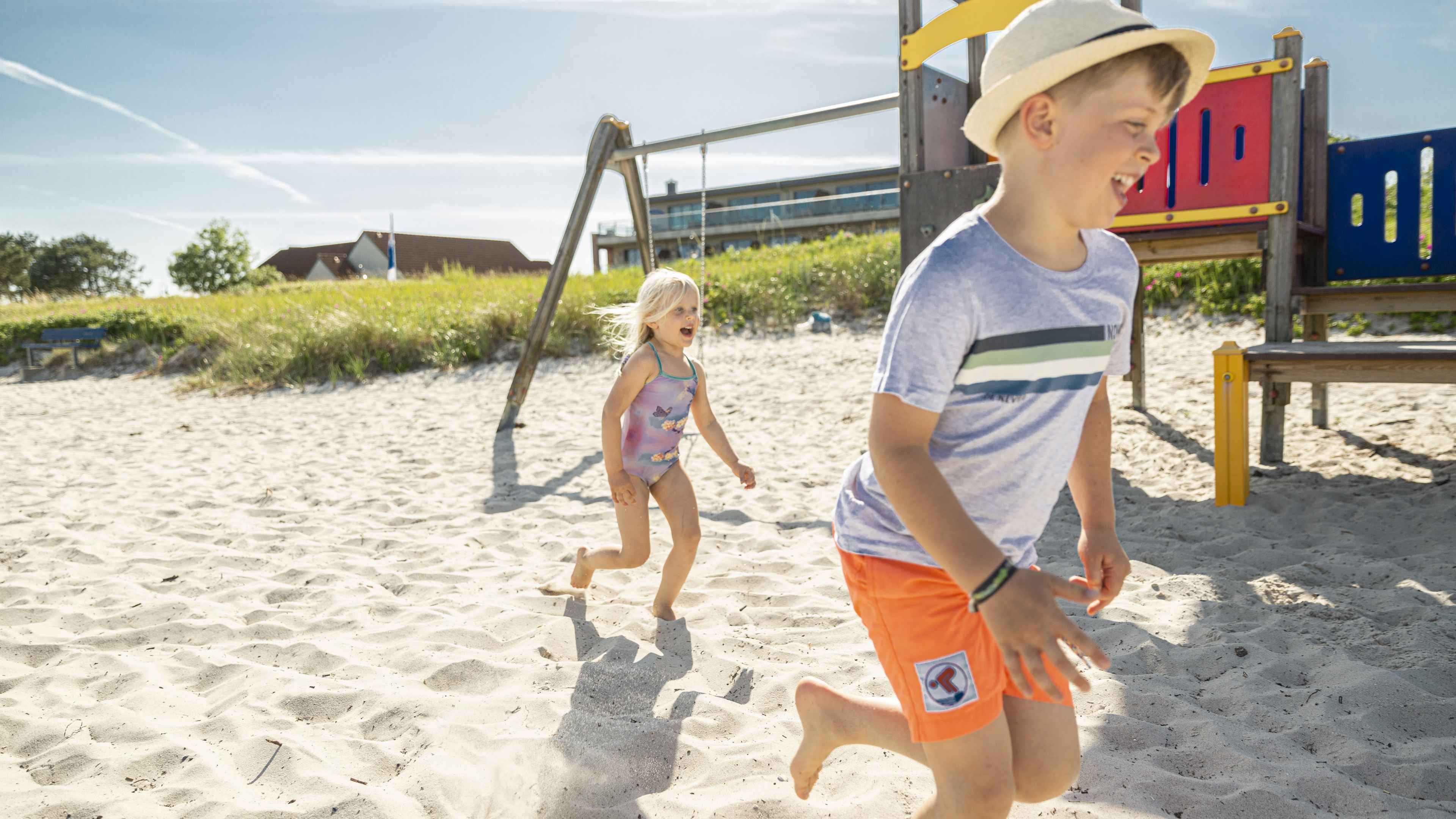 Zwei Kinder spielen am Strand